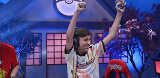 Garoto feliz ganhando um campeonato de TCG